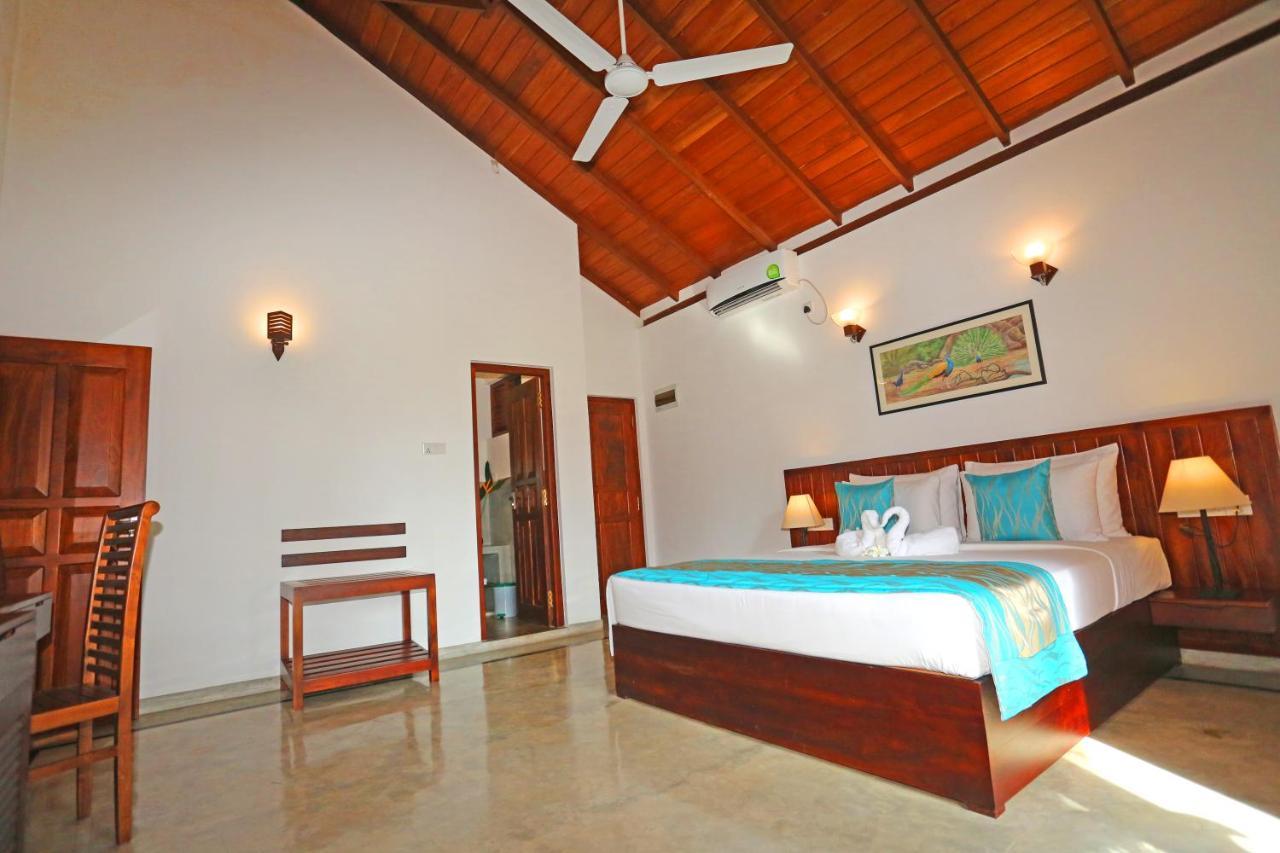 Villa Peacock Walahanduwa Exteriör bild